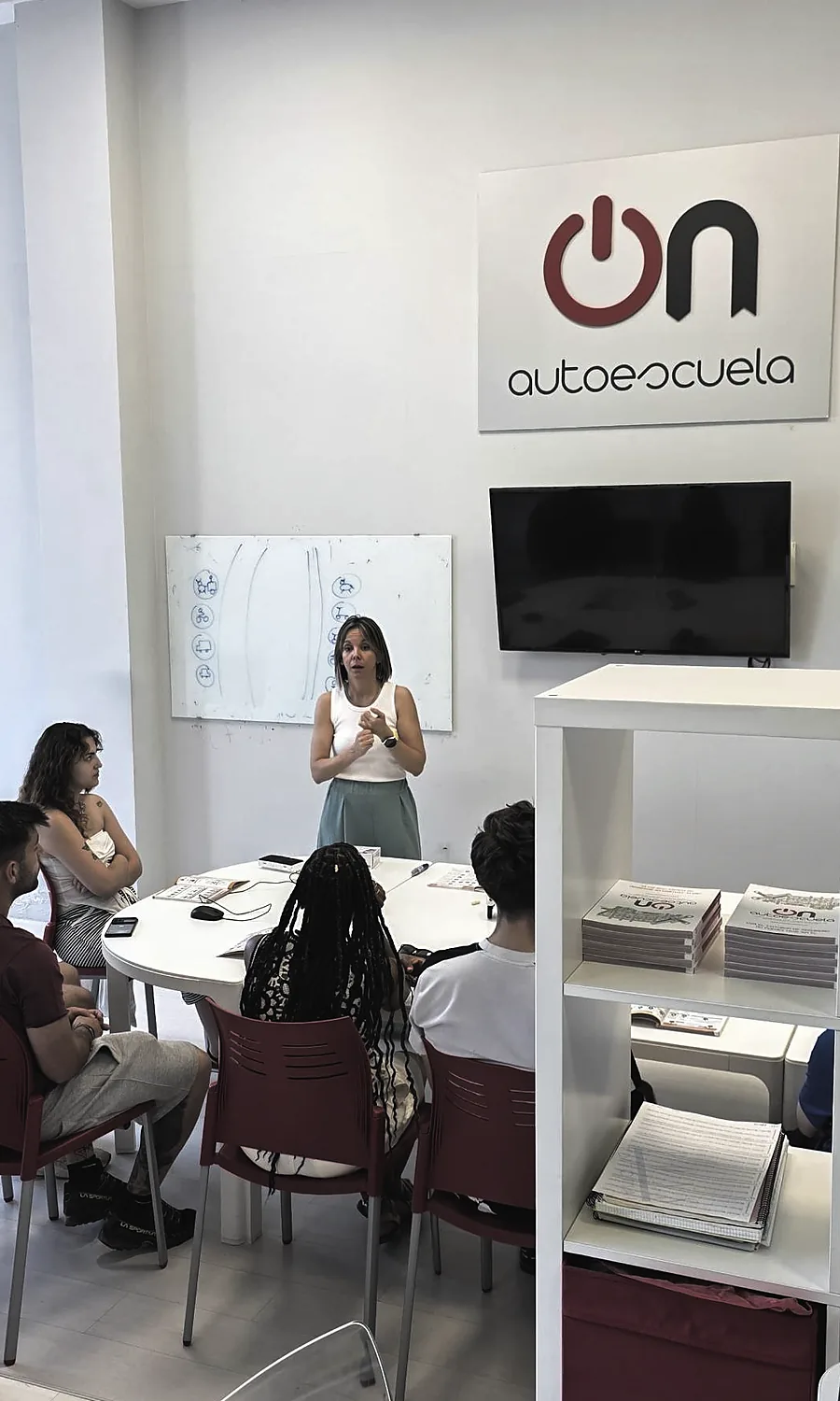 Clase de teórico en el aula de autoescuela ON