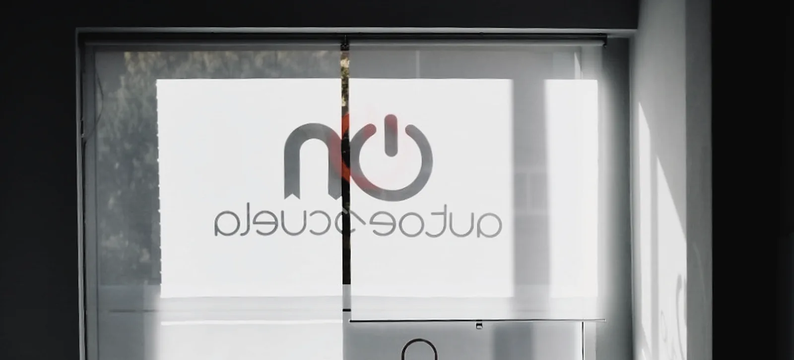 Ventana del aula con el logotipo de autoescuela ON